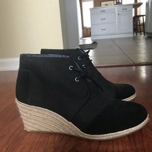 Women's size 9.5 TOMS wedges - barely worn!